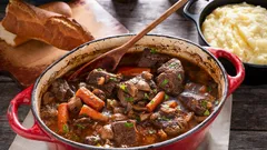 Tajemství dokonalého boeuf bourguignon: Jak připravit maso, které se rozplývá na jazyku