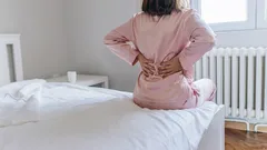 Probouzíte se s bolestí v bedrech? Tohle ji ve skutečnosti způsobuje a snadno to doma napravíte