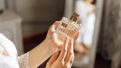 Nezapomenutelná vůně ve stopě: 5 svátečních parfémů, díky nimž vás lidé poznají, i když vás neuvidí