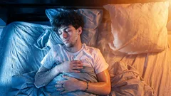 Proč je v noci chvíli horko, chvíli zima — a jak tomu přestat trpět