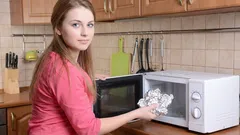 Těchto pět chyb zkracuje životnost vaší mikrovlnné trouby na polovinu