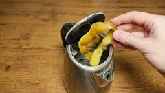 Bramborové slupky místo octa: Jednoduché způsoby, jak vyčistit konvici bez zápachu