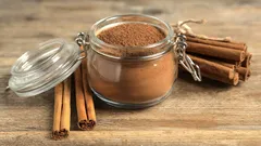 Dáváte si každý den do kávy skořici? Zjistěte, jak to ve skutečnosti ovlivňuje hladinu cukru