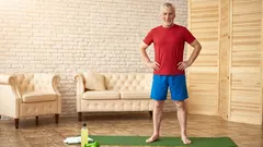 Bolí vás kyčle při vstávání? 5 jednoduchých cviků, které opravdu pomáhají