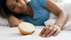 Mýtus, kterému věří miliony: proč si lidé dávají cibuli do ložnice – a proč je to nebezpečné