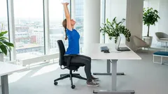 Překvapivě to funguje: Mini sestava na záda přímo na pracovišti