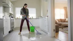 Jak vytírat podlahu bez únavy: 9 osvědčených triků, které promění úklid v radost