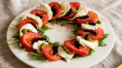 Tři ingredience a večeře je hotová: Proč tento salát v Itálii milují