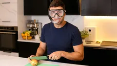 Slzy při krájení cibule? Tajemství profesionálních kuchařů, o kterém nikdo nemluví