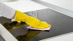 Čím se nesmí mýt sklokeramická varná deska: zkontrolujte, zda to neděláte i vy