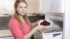 Otevřeš mrazák – a uvnitř to smrdí jako na trhu? Tady je jednoduchý trik bez chemie