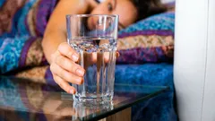 Sklenice vody ráno: Co skutečně dává tělu
