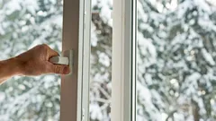 Jak v zimě lépe dýchat bez ztráty tepla: tajemství krátkého větrání